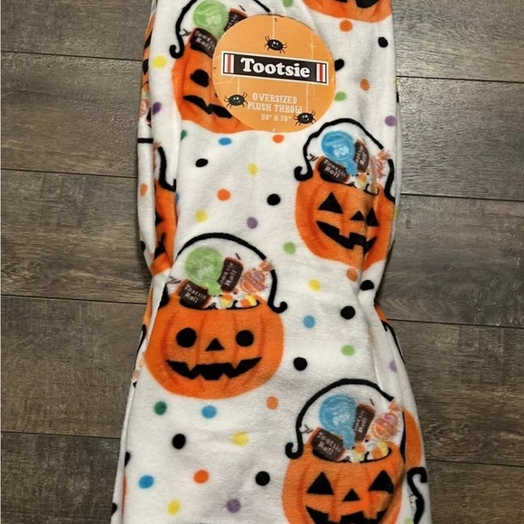 Halloween soft blanket Tootsie roll candy 70x60 inches large size - Picture 6 of 6